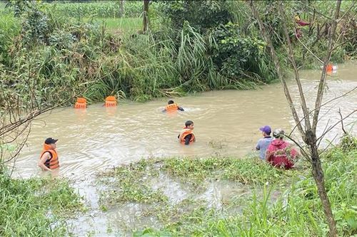 Người dân cẩn trọng khi đi qua tràn, khu vực trũng thấp dễ xảy thiên tai