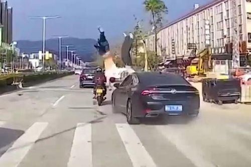Lái xe mất tập trung, tài xế ô tô tông văng 2 người đi bộ