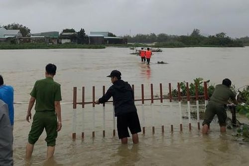 Bình Định: Công an xã kịp thời cứu 2 người bị lũ cuốn trôi