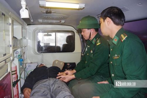 Đưa thuyền viên nước ngoài gặp nạn vào bờ cấp cứu