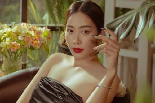 Lưng trần của Nam Em lộ dấu vết lạ