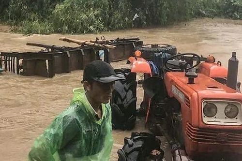 Xe công nông chở 10 người bị lật khi qua suối, 1 người mất tích