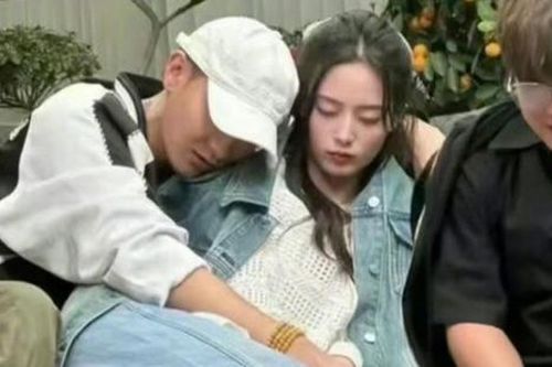 Nữ ca sĩ nổi tiếng bị bắt gặp 'lẻ bóng' sau khi kết hôn với chồng chủ tịch