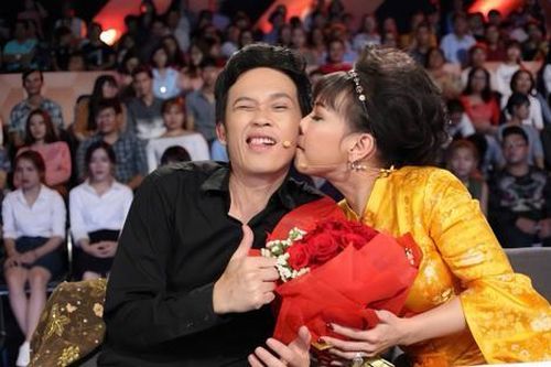 'Vợ' Hoài Linh đáp trả gay gắt vụ tiền từ thiện