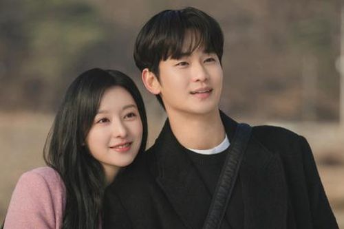 Kim Soo Hyun bị bắt gặp hẹn hò cùng mỹ nhân kém 7 tuổi, thuyền với Kim Ji Won chính thức chìm