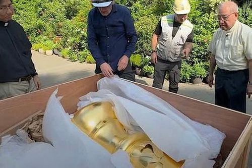 Cặp thánh giá ở Nhà thờ Đức Bà Sài Gòn được mạ vàng nặng 600kg