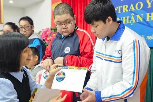 Báo PNVN trao 35 suất học bổng Mottainai cho con của công nhân lao động có hoàn cảnh khó khăn ở Hà Nội