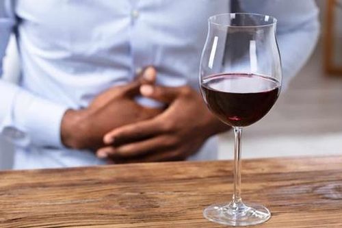 Uống bia rượu nhiều bị đi ngoài ra máu nguy hiểm thế nào?