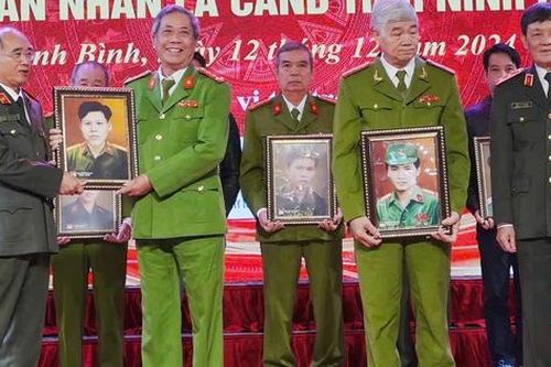 Trao 80 di ảnh phục dựng chân dung Anh hùng liệt sĩ tại Ninh Bình