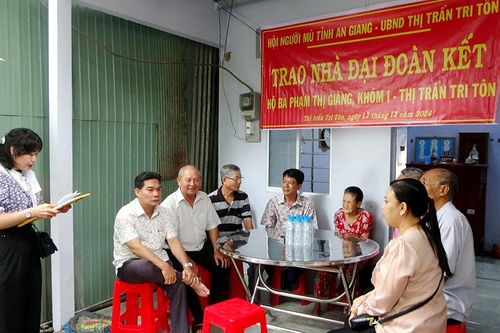 Bàn giao nhà Đại đoàn kết cho người mù nghèo