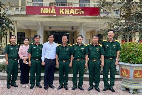 Chủ tịch UBND huyện Tri Tôn thăm Sư đoàn 330