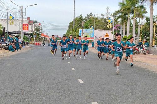 Sôi nổi giải thể thao chào mừng ngày thành lập quân đội ở huyện Phú Tân