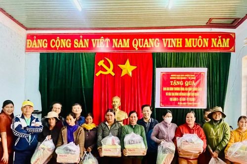 Tặng 60 suất quà cho gia đình chính sách xã Gào