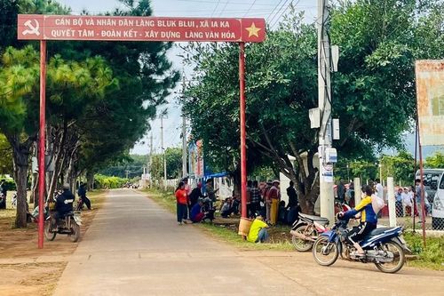 Về làng phong Bluk Blui
