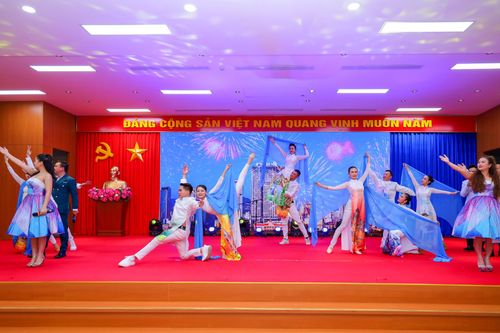 Mang tiếng hát đến với công nhân