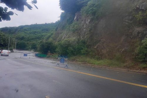 Xử lý đất, đá rơi trên đường Phạm Văn Đồng và Nguyễn Tất Thành, đảm bảo an toàn giao thông