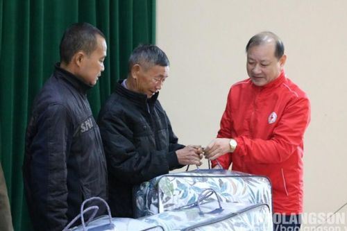 Hội Chữ thập đỏ tỉnh phối hợp tổ chức trao tặng 100 thùng hàng gia đình cho các hộ bị thiệt hại nặng do cơn bão số 3 tại huyện Chi Lăng