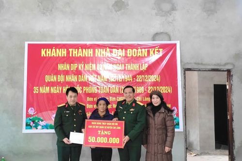 Bộ Chỉ huy Quân sự tỉnh bàn giao nhà đại đoàn kết cho hộ nghèo trên địa bàn huyện Chi Lăng