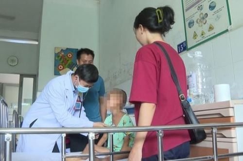 Cứu sống bé trai bị rắn độc cắn khi đang ngủ