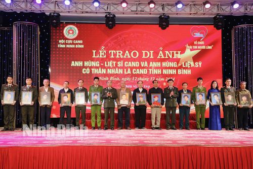 Lễ trao Di ảnh Anh hùng-liệt sĩ CAND và Anh hùng-liệt sĩ có thân nhân là CAND tỉnh Ninh Bình