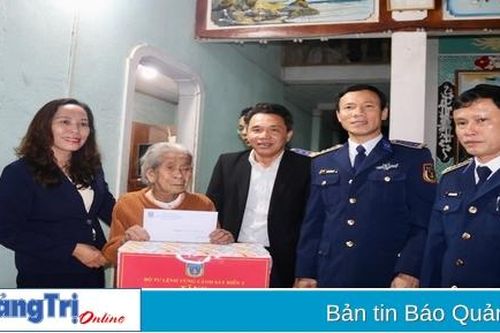 Thăm, tặng quà các Mẹ Việt Nam anh hùng và đồng bào Công giáo