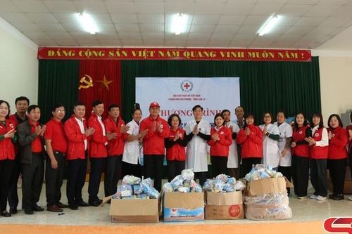 Chương trình tư vấn, khám sức khỏe và cấp thuốc miễn phí cho nhân dân xã Chiềng Khoang
