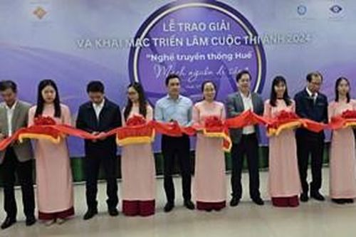 Trao giải cuộc thi ảnh 'Nghề truyền thống Huế - mạch nguồn di sản'