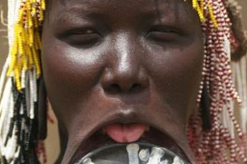 Người Mursi và câu chuyện đĩa môi: Văn hóa kỳ lạ hay di sản cần bảo tồn