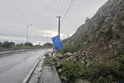 Khánh Hòa: Mưa lớn làm sạt lở trên 2 cung đường vào thành phố Nha Trang