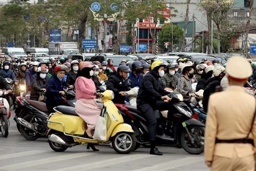 CSGT vất vả thiết lập ngã tư an toàn ở Hà Nội