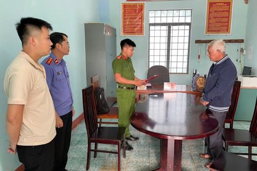 'Nổ' là nhà báo quen biết rộng, thân nhiều VIP để lừa chạy án