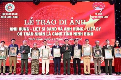 Hội Cựu CAND Ninh Bình tổ chức Lễ trao Di ảnh Anh hùng - Liệt sĩ CAND