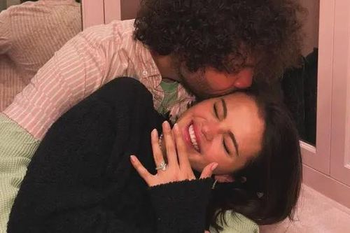 Selena Gomez bất ngờ thông báo đính hôn