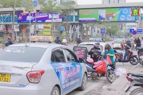 Trước cổng các bệnh viện lớn thường xuyên ùn tắc