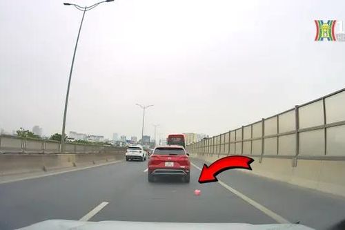 Lái xe ô tô xả rác trên đường Vành đai 3