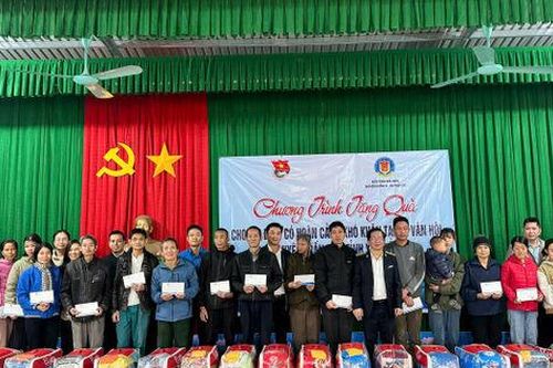 Tặng xe đạp, chăn ấm, chung tay hỗ trợ hộ nghèo, học sinh vùng cao