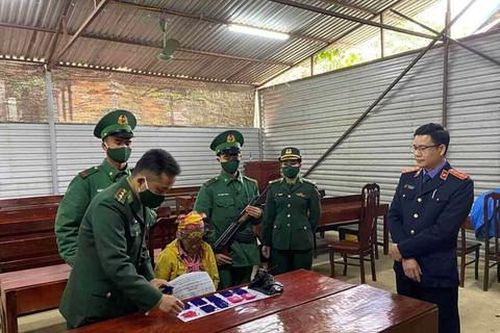 Bắt người phụ nữ nước ngoài vận chuyển hàng ngàn viên ma túy qua biên giới