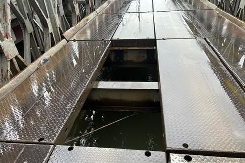 Người đi đường hoảng hồn vì cây cầu sắt ở TPHCM 'xuất hiện' lỗ thủng lớn