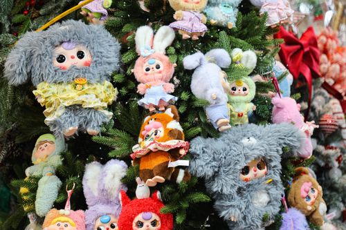 Cây thông Noel túi mù độc lạ hút khách dịp Giáng sinh