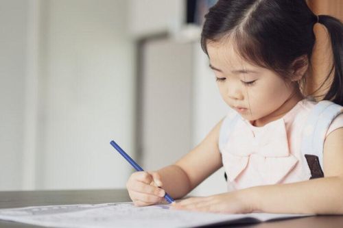 'Không cần luyện chữ đẹp, con tôi viết xấu vẫn có thể thành công'