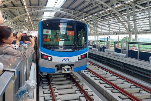 Metro số 1 vận hành thử nghiệm lần cuối, người dân TP.HCM háo hức đi trải nghiệm
