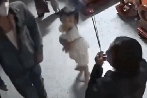 Nam thanh niên thản nhiên vào nhà người dân cướp chim chào mào