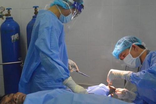 Bệnh xá đảo Song Tử Tây cứu ngư dân bị cuốn bàn tay vào máy xay đá