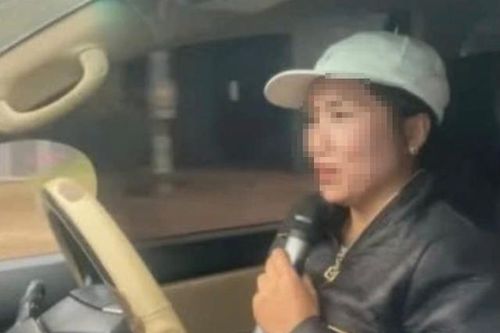 Góc pháp lý vụ nữ tài xế vừa lái ô tô vừa hát karaoke