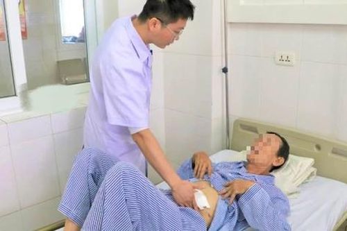Cứu người đàn ông 60 tuổi bị thủng dạ dày