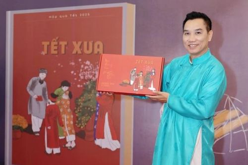 Hơn 1.000 cuốn sách 'Vằng vặc trăng quê' của nhà báo Ngô Bá Lục bán hết trước ngày ra mắt