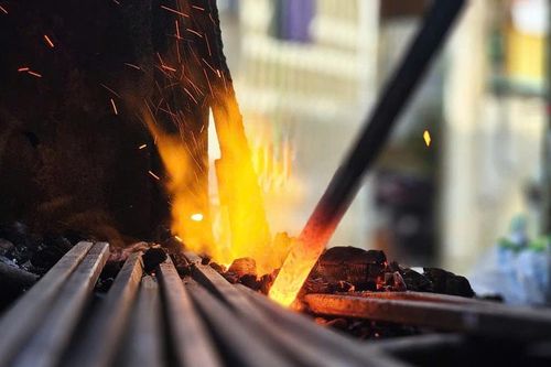 Làng nghề 100 năm tuổi bền bỉ đỏ lửa bên phố cổ Bao Vinh