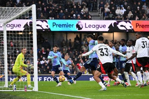 Arsenal quá phụ thuộc vào 'bóng chết'