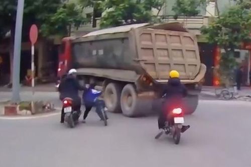 Khoảnh khắc người đàn ông kéo cháu bé khỏi điểm mù xe tải