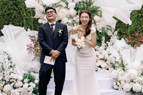 Cô dâu 'xịt keo' khi chú rể đọc lời thề nguyện như báo cáo khoa học